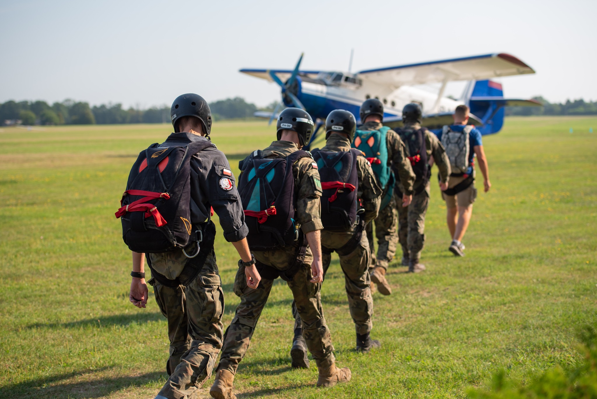 Grupa Jednostki Strzeleckiej 1404 podczas skoków spadochronowych